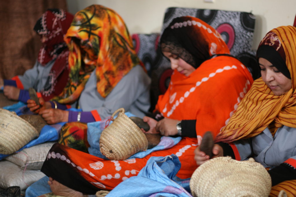 beber women processing argan nuts